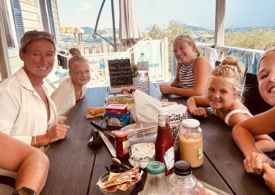 Camping le Farfalle Le Marche- Chalet -gezin aan tafel