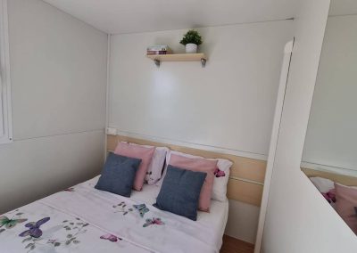 Camping le Farfalle Le Marche- Chalet slaapkamer2